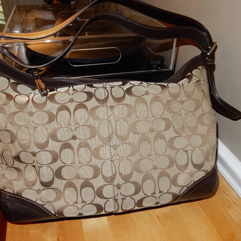 Coach Hobo style Signature fabric purse - Picture 3 of 9